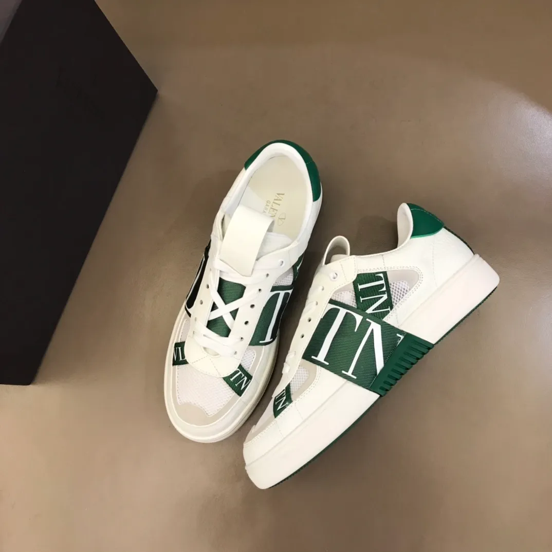 P440◾️▫️V L7N spring and summer 🆕 calfskin lace-up sneakers, no man should be able to refuse this one, classic color scheme, so handsome! Purchase a high-precision replica of the original version to instantly sell off the market currency! 6 VLTN logo rubber effect straps - Valentino Garavani Logo printed on the back and tongue, all materials are customized to ensure quality!  Size: 38-45
